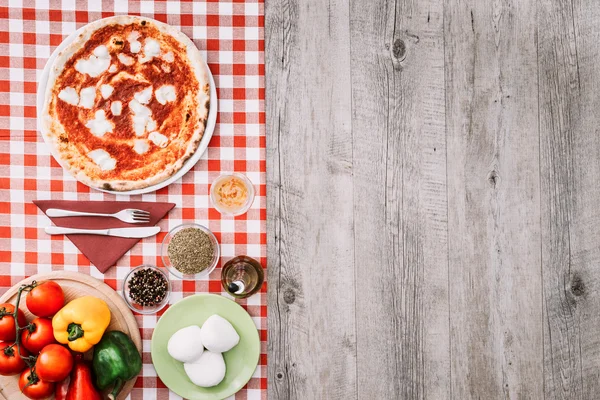 Pizza with ingredients — Stock Photo, Image