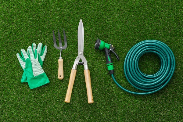 Giardiniere lavorazione e tenuta potatura cesoie, hobby e concetto di giardinaggio — Foto Stock