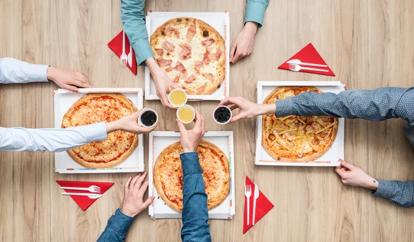 Skupina přátel s pizza party doma a užívat si společně — Stock fotografie