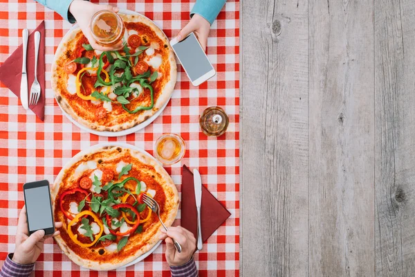 Пара ест пиццу — стоковое фото