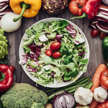 Mevsimsel malzemeler ile taze lezzetli vejetaryen salata