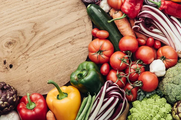 Légumes dans une cuisine rustique — Photo