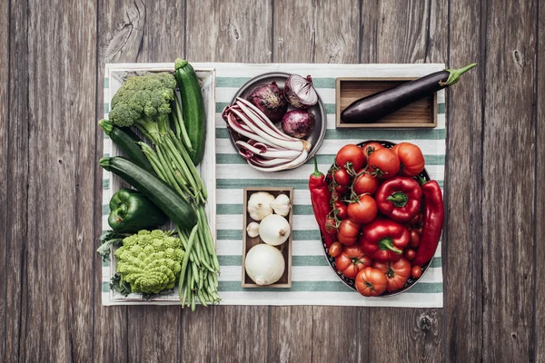 Verduras frescas en la encimera de la cocina — Foto de Stock