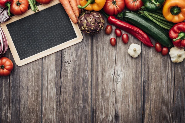 Frisches Gemüse und eine Tafel — Stockfoto