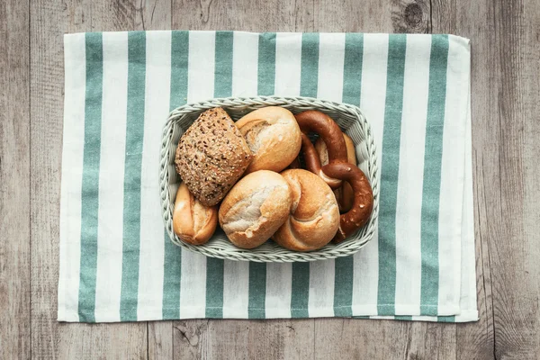 Смачний хліб у кошику — стокове фото