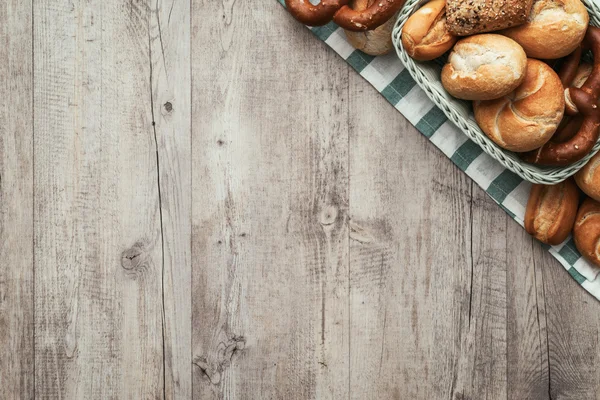 Świeżo upieczone odmiany chleba na rustykalne blat drewniany — Zdjęcie stockowe