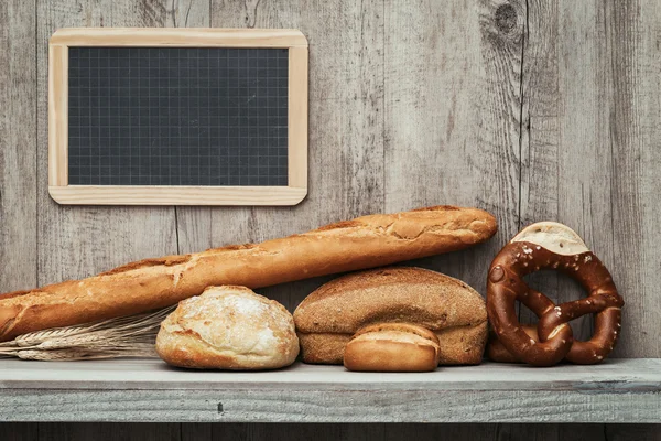 Свіжий хліб на полиці — стокове фото