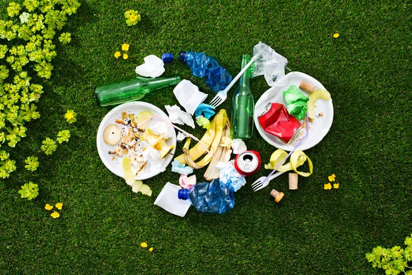 Basura en la hierba — Foto de Stock