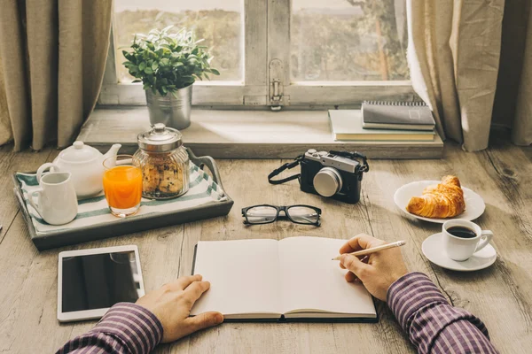 Uomo hipster che scrive un diario — Foto Stock