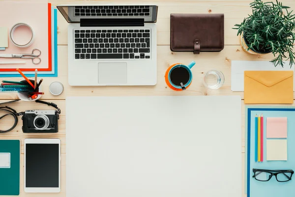 Área de trabalho contemporânea criativa com laptop — Fotografia de Stock