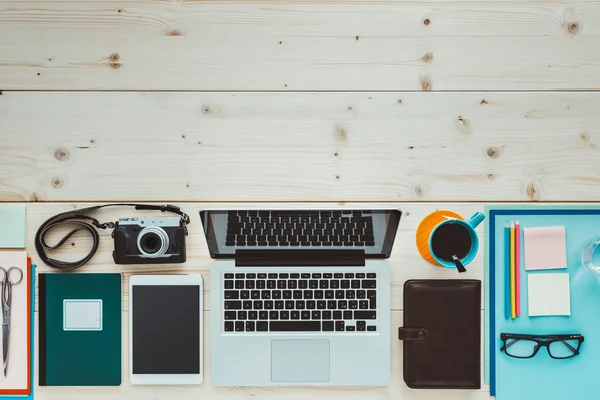 Área de trabalho contemporânea criativa com laptop — Fotografia de Stock