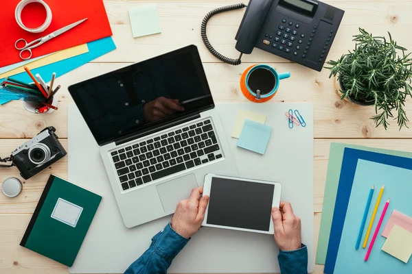 Freelancer criativo trabalhando na mesa em seu escritório — Fotografia de Stock