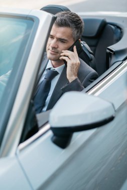 Sürüş işadamı ve telefon arama