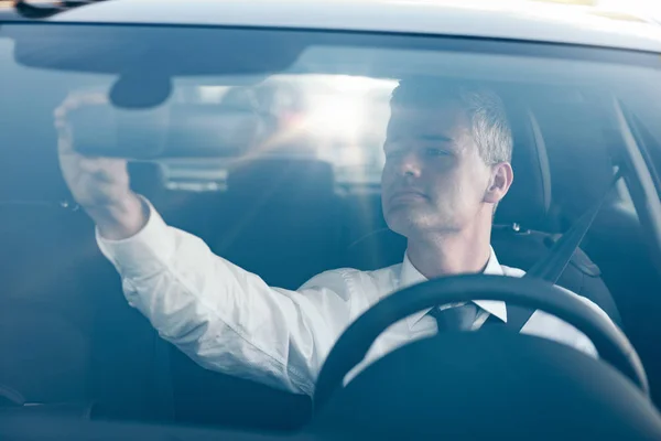 Hombre ajustando un espejo retrovisor — Foto de Stock