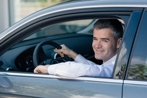Hombre conduciendo un coche nuevo — Foto de Stock