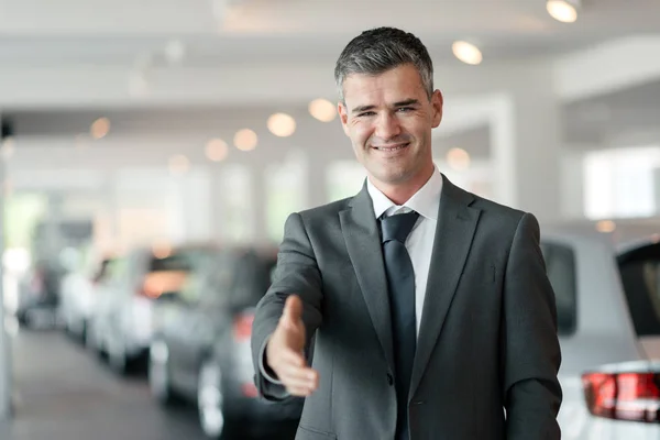 Bir el sıkışma vererek araba satıcısı — Stok fotoğraf