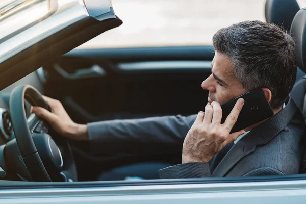 ビジネスマンの運転や携帯電話を呼び出す — ストック写真