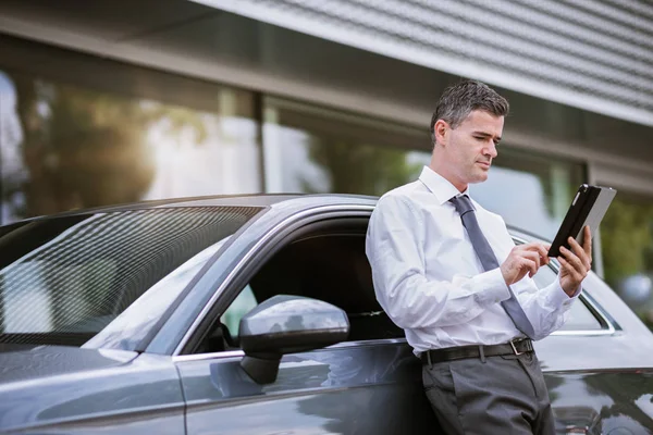 Empresario conectándose con su tableta — Foto de Stock