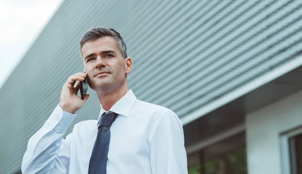 Homme d'affaires confiant debout devant l'immeuble de bureaux — Photo