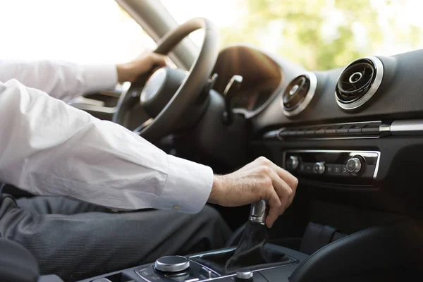 Hombre de negocios conduciendo al trabajo — Foto de Stock