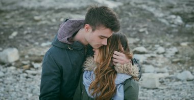 Romantik tatlı teen çift sarılma
