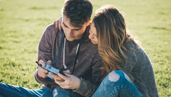 Pareja joven con cámara digital — Foto de Stock