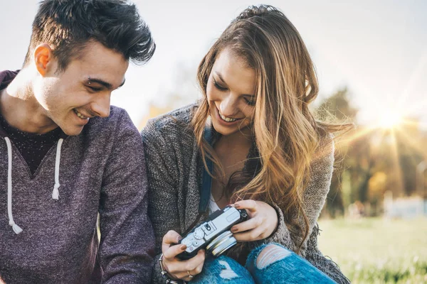 Cuplu fericit în aer liber cu camera — Fotografie, imagine de stoc