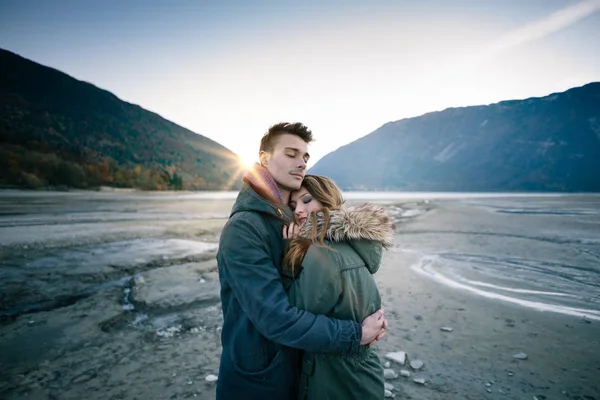 Liefdevol koppel knuffelen — Stockfoto