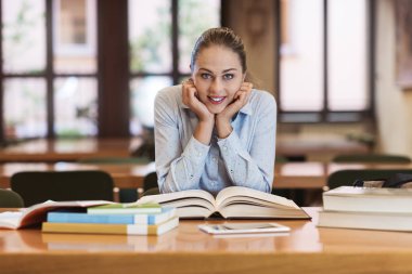 Kütüphanede genç öğrenci