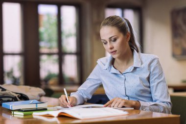 Kütüphanede verimli kız öğrenci