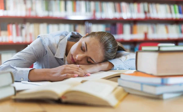 A lány alszik a könyvtár — Stock Fotó