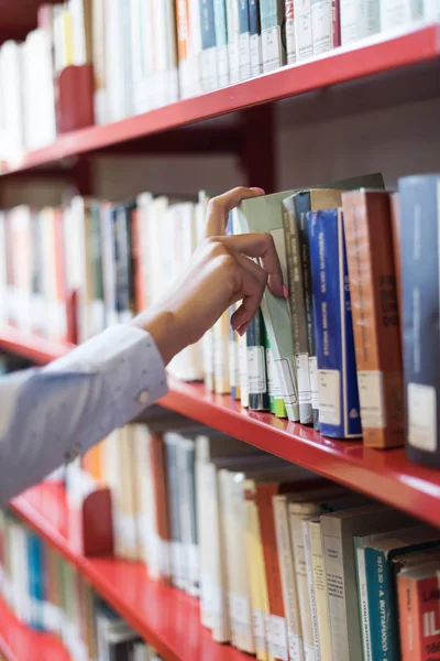 Student searching books — Stock Photo, Image