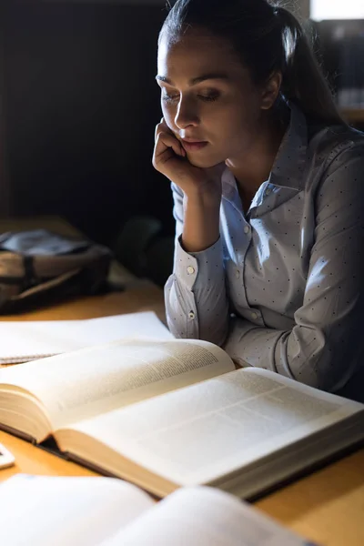 Γυναίκα μελετώντας αργά τη νύχτα — Φωτογραφία Αρχείου