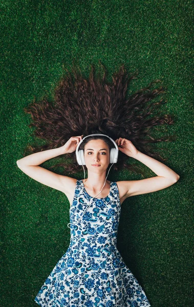 Fata care ascultă muzică — Fotografie, imagine de stoc