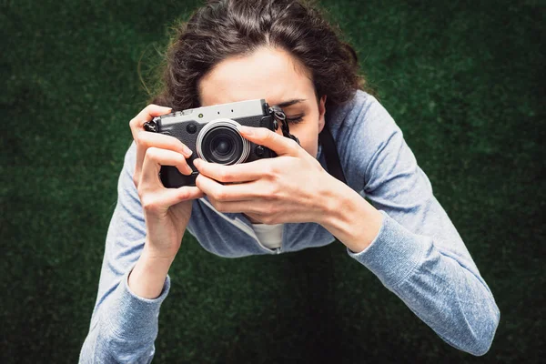 Jovem fotógrafo menina atirando ao ar livre — Fotografia de Stock