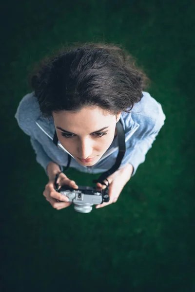 Young photographer girl shooting outdoors — Stock Photo, Image