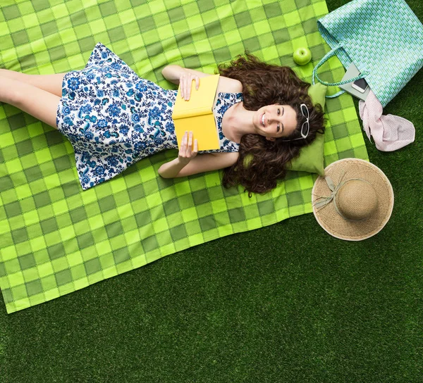 Schattig meisje buiten ontspannen op het gras — Stockfoto