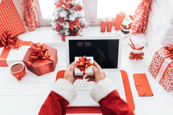 Weihnachtsmann hält eine Geschenkbox in der Hand — Stockfoto