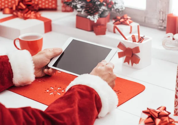 Santa conectando com um tablet — Fotografia de Stock