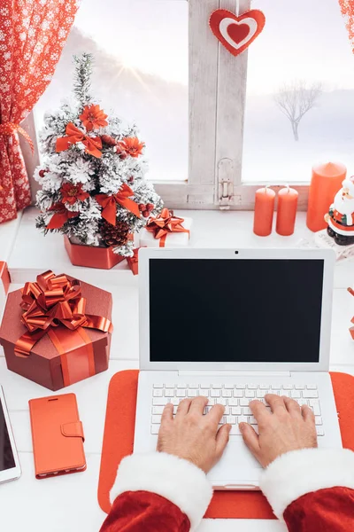 Santa conectando com um laptop — Fotografia de Stock