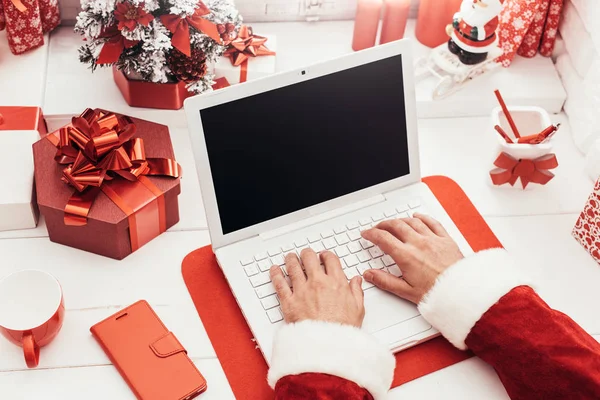 Moș Crăciun folosind un laptop — Fotografie, imagine de stoc