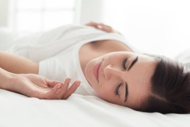 Yatakta uyuyan güzel kadın.