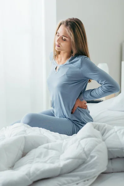 Женщина с болью в спине — стоковое фото