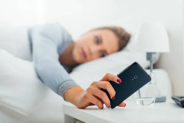 Mujer revisando su teléfono — Foto de Stock