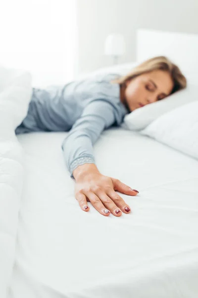 Одинокая женщина в постели — стоковое фото