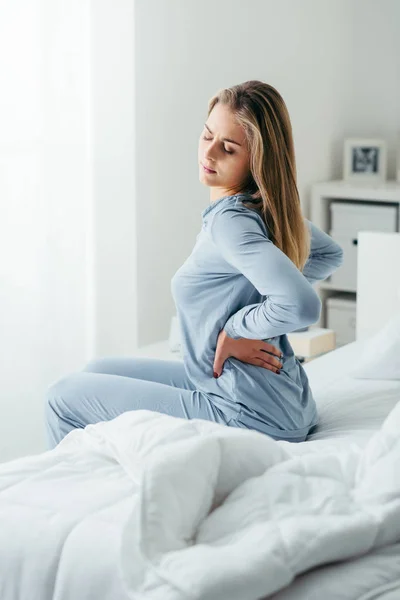 Mujer con dolor de espalda —  Fotos de Stock