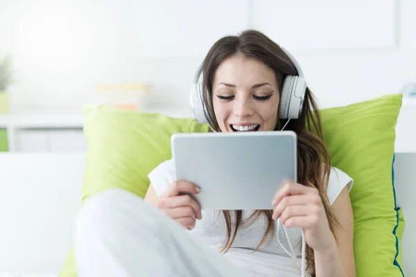 Girl connecting with a tablet — Stock Photo, Image