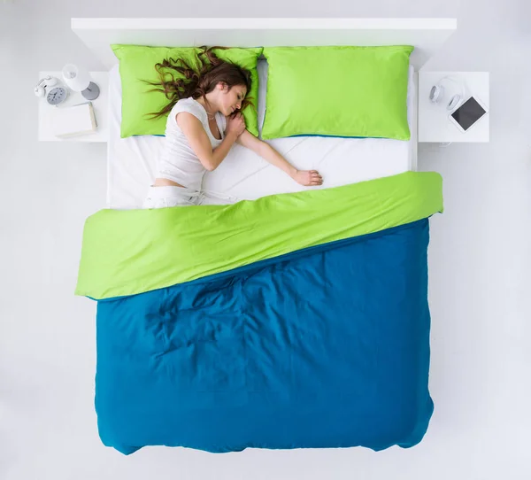 Женщина спит в своей спальне — стоковое фото