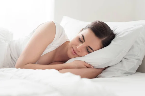 Hermosa mujer durmiendo en la cama — Foto de Stock