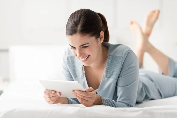 Mujer sonriente usando un comprimido —  Fotos de Stock